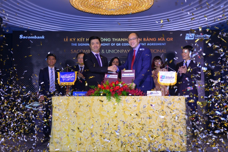 UnionPay triển khai thanh toán mã QR tại Việt Nam - 1 Ông Nguyễn Minh Tâm - Phó Tổng giám đốc Sacombank (bên trái) và Ông Yang Wenhui - Tổng giám đốc UnionPay International Đông Nam Á