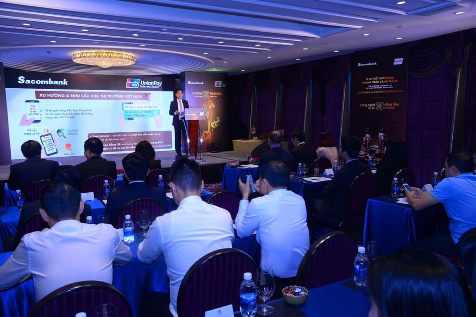 UnionPay triển khai thanh toán mã QR tại Việt Nam - 2 Đại diện Sacombank đang giới thiệu về thanh toán mã QR
