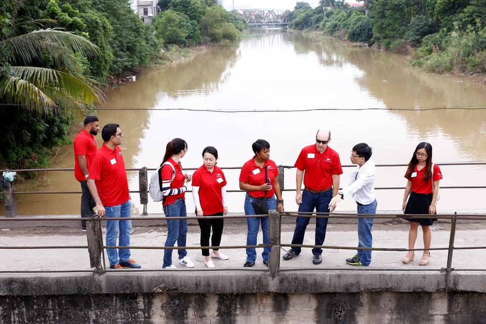 Nhìn lại hành trình “Lãnh đạo cùng hành động” tại Việt Nam - 2 Các nhà lãnh đạo tương lai của Dow cùng các thành viên nhóm nghiên cứu tham gia thực địa tại Đồng Bông, Cầu Noi và cống Liên Mạc