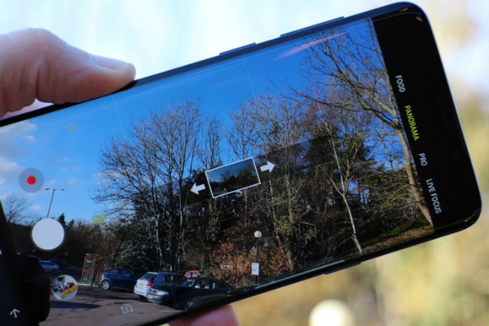 Những yếu tố khiến camera chuyên nghiệp phải dè chừng Galaxy S9/S9+ - 2 Thay vào đó, chỉ cần sở hữu Galaxy S9, mọi thứ gần như trở nên đơn giản, tinh gọn hơn rất nhiều.