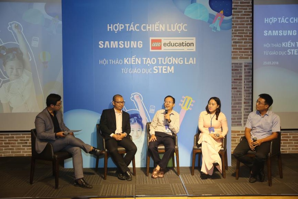 Giáo dục thời đại 4.0: Cần sự liên minh - 2 Tọa đàm về tầm quan trọng và lợi ích của STEM. Từ trái qua phải: ông Lê Đình Hiếu, thầy Phạm Ngọc Tiến, cô Lê Hồng Lãm Thúy, ông Trịnh Nhựt Đông.