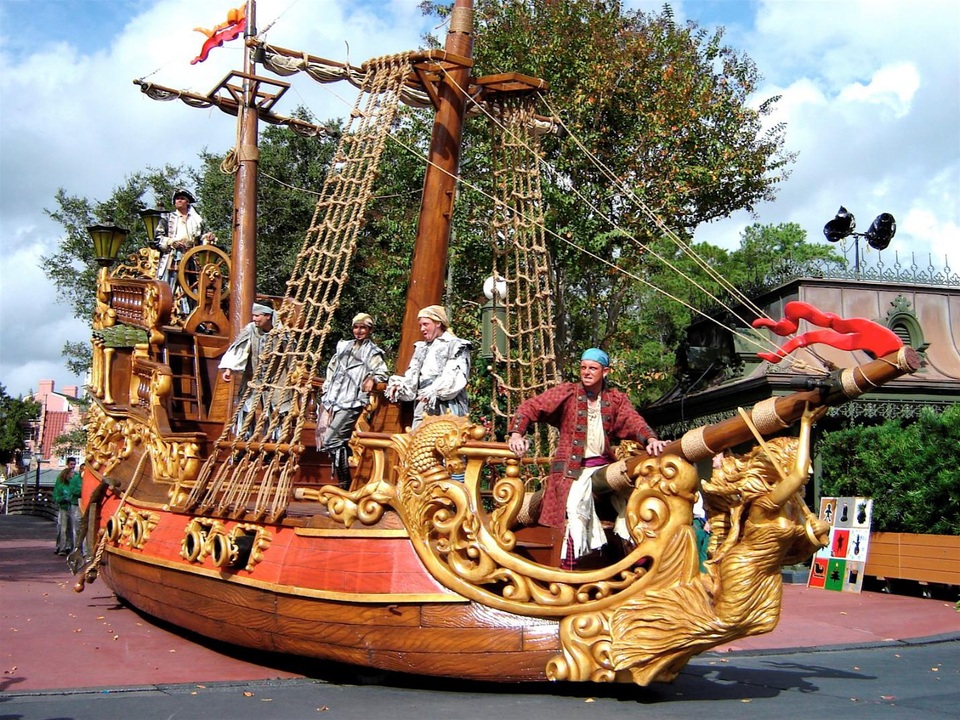 Mới lạ với lễ hội cướp biển dịp đại lễ tháng 4 - 3 Khách tham quan chắn hẳn sẽ thích thú với tàu cướp biển phiên bản “đường bộ”