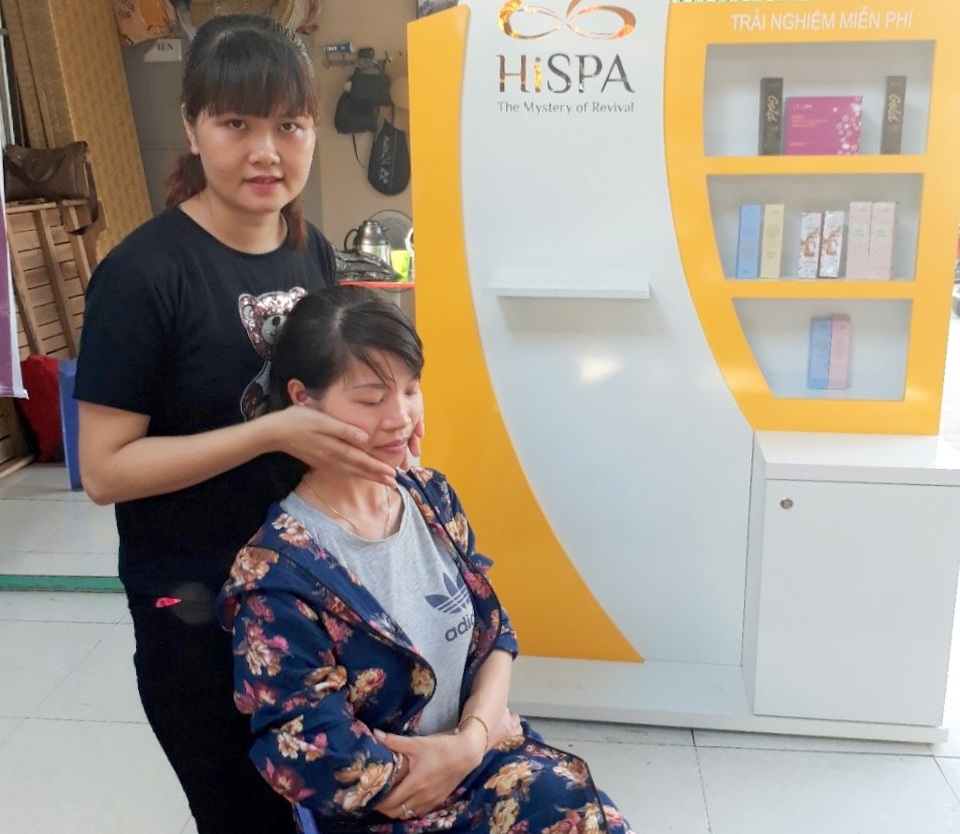 'Cô chủ nhỏ' HiSPA: Số vốn nhỏ có thể tạo dựng sự nghiệp lớn - 1 Ngọc (đứng) quan niệm: Với những người trẻ khởi nghiệp, số vốn ban đầu quá lớn có thể lại là sự sợ hãi khiến mình quá lo âu mà thất bại ngay từ đầu. Ảnh: Hoàng Miến