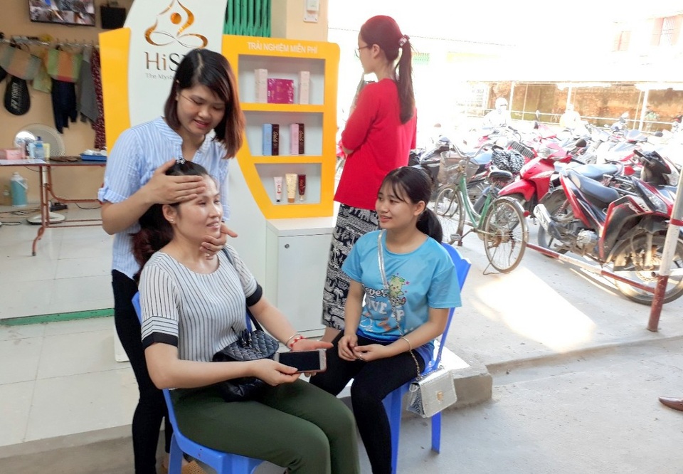 'Cô chủ nhỏ' HiSPA: Số vốn nhỏ có thể tạo dựng sự nghiệp lớn - 2 Nhiều người được mời trải nghiệm miễn phí, sau đó đều trở thành khách hàng thân thiết của Ngọc tại HiSPA. Ảnh: Công Lĩnh