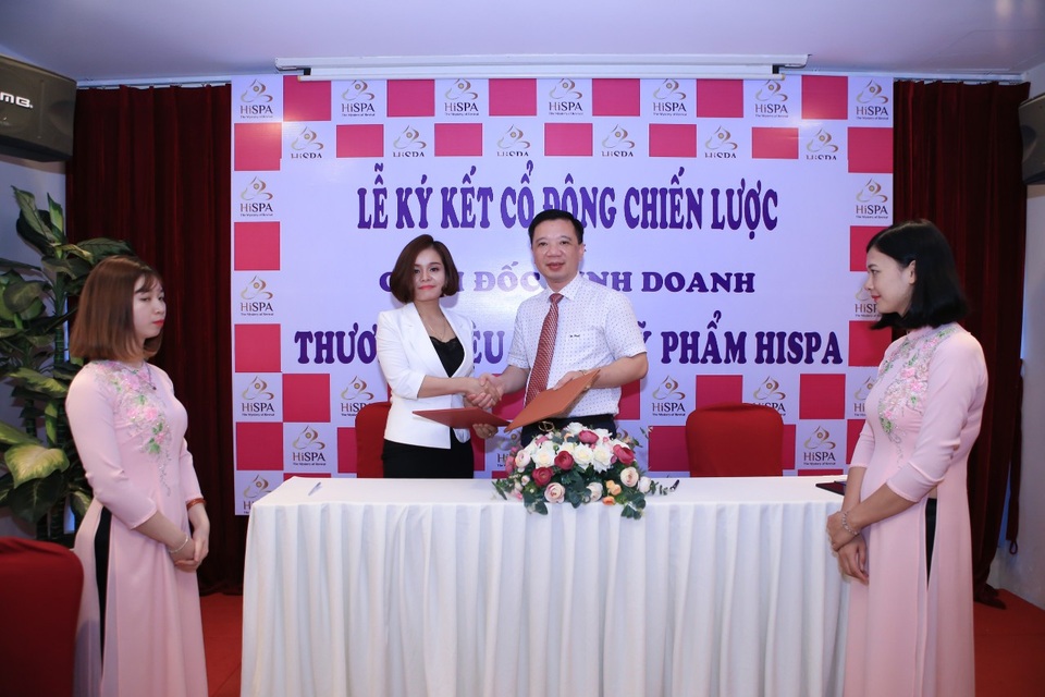Dược mỹ phẩm HiSPA có thêm nhiều cổ đông mới - 1 Ông Đỗ Quốc Thái - Chủ tịch Hội đồng quản trị Công ty CP Dược mỹ phẩm Thái Hiếu trao Hợp đồng chuyển nhượng cổ phần cho cổ đông.