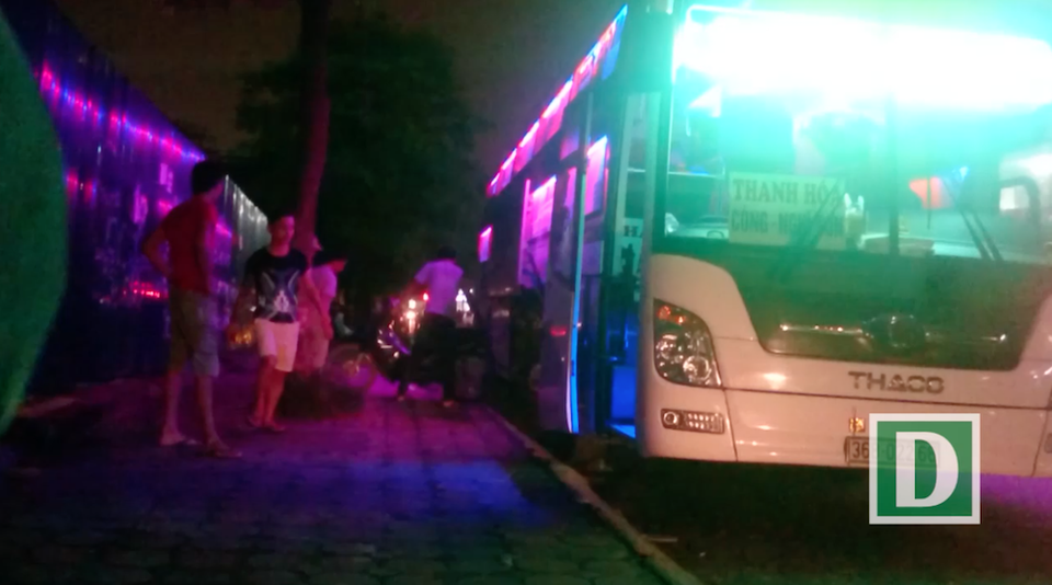 Nhà xe "ngoài luồng" vẫn ngang nhiên đón trả khách trước cổng bến xe Mỹ Đình - 3
Hình ảnh nhà xe Liên Hội đỗ bắt khách ngay cạnh cổng ra Bến xe Mỹ Đình.