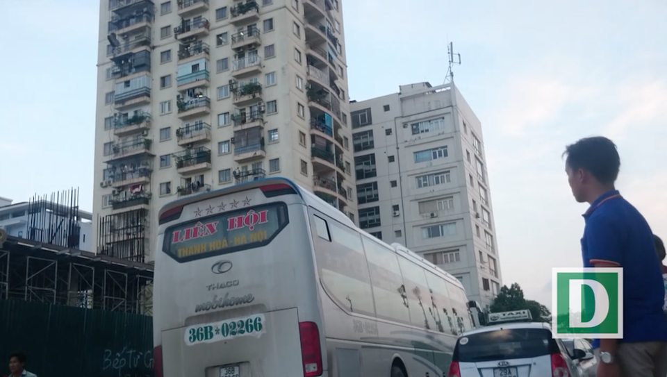 Nhà xe "ngoài luồng" vẫn ngang nhiên đón trả khách trước cổng bến xe Mỹ Đình - 1
Xe Liên Hội BKS 36B – 02266 có lộ trình hoạt động rất quy củ và đúng giờ.