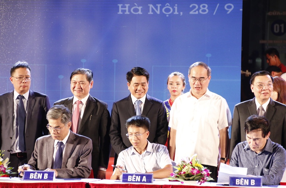 Các đồng chí lãnh đạo Đảng, Nhà nước chứng kiến một số đơn vị ký hợp đồng có giá trị kinh tế lớn ngay trong buổi khai mạc.