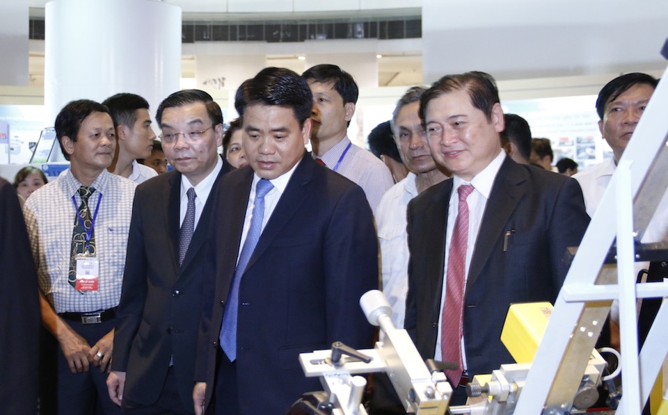 Đồng chí Nguyễn Đức Chung Ủy viên Trung ương Đảng, Chủ tịch UBND TP Hà Nội cùng Đồng chí Chu Ngọc Anh Ủy viên Trung ương Đảng, Bộ trưởng Bộ trưởng Bộ KH&CN đi thăm quan các gian gian hàng trong Chợ công nghệ và thiết bị Hà Nội 2016.