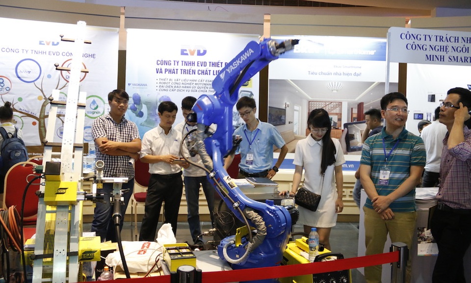 Một con robot công nghiệp được trưng bày tại Techmart Hanoi 2016