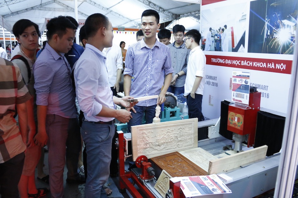 Máy tiện gỗ, sản phẩm của Trường Đại học Bách Khoa