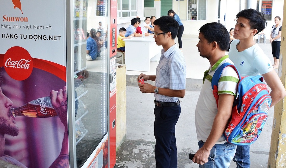 Thú vị với máy bán hàng tự động trả lại tiền thừa ở Việt Nam - 3 Một máy bán hàng tự động được đặt ở bệnh viện Việt Đức Hà Nội