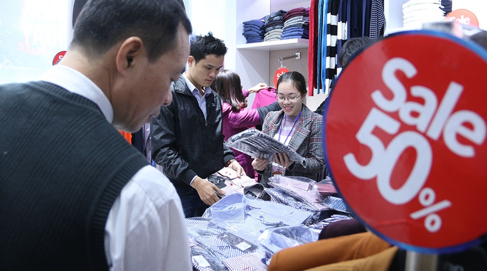 
Bên trong một cửa hàng kinh doanh quần áo trên phố Giảng Võ có khá đông người đến mua hàng. Các sản phẩm được khách hàng lựa chọn chủ yếu là áo sơmi, áo len...
