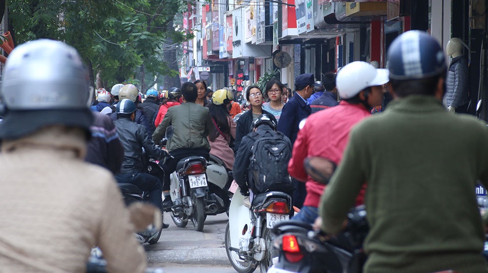 
Vỉa hè phố Chùa Bộc sáng ngày thứ Sáu, ngày Black Friday theo phương Tây.
