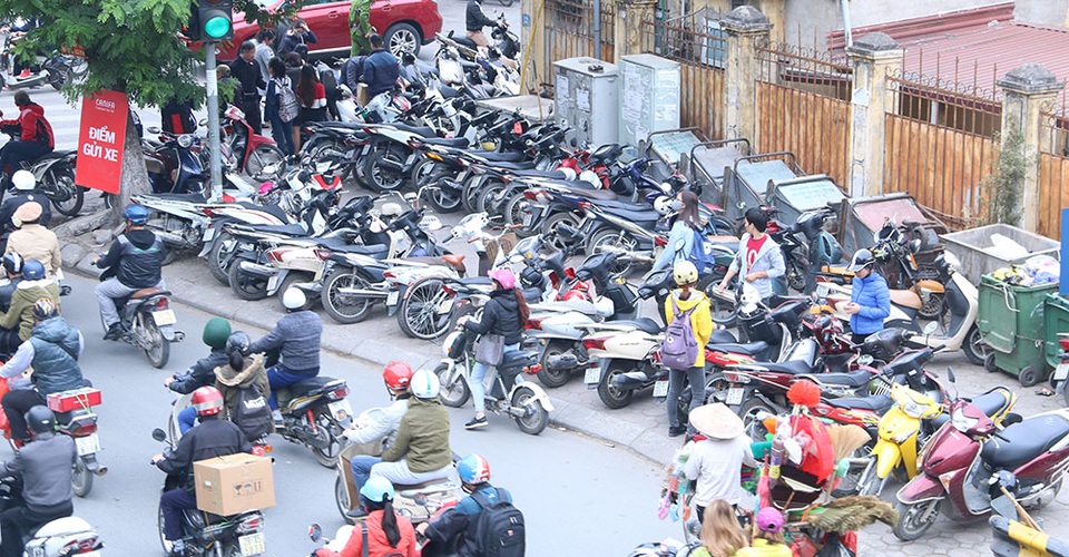 
Một cửa hàng quần áo trên phố Chùa Bộc có số lượng khách hàng quá đông khiến bãi để xe cho khách trước cửa quá tải. Khách hàng tới mua đồ phải để xe kín cả vỉa hè phía bên kia đường.
