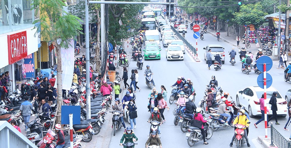 
Phố Chùa Bộc nổi tiếng ở Hà Nội với rất nhiều các cửa hàng kinh doanh đồ thời trang. Ngay trong buổi sáng 25/11, phần lớn các cửa hàng trên phố này đều treo biển giảm giá các sản phẩm lên tới 50%. Một số lượng lớn khách hàng đã đổ về con phố này để mua sắm, làm cho tình hình giao thông bị ảnh hưởng.
