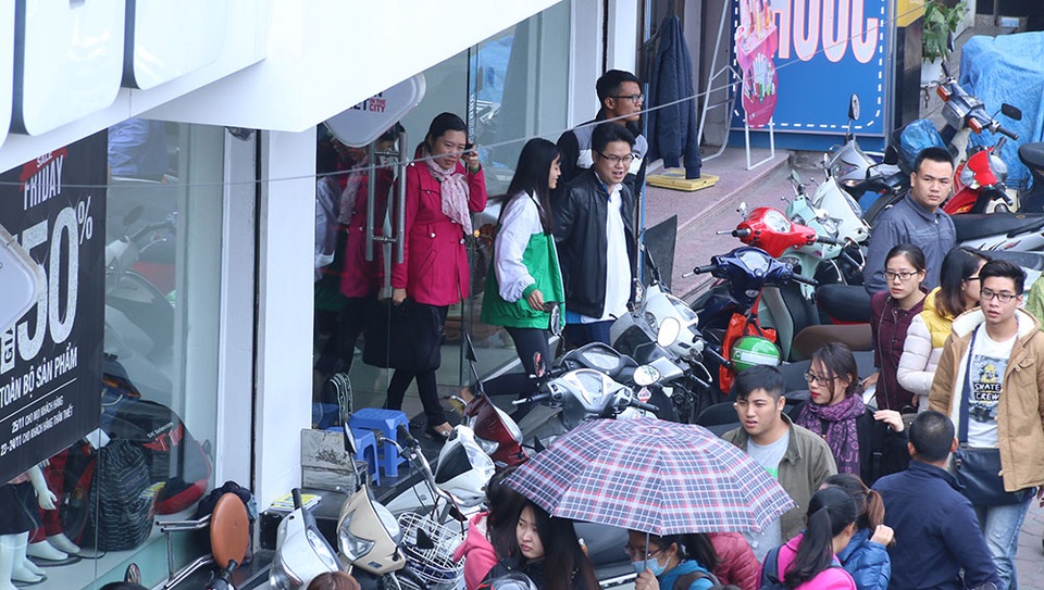 
Lượng khách đông đến nỗi phải xếp hàng dài.
