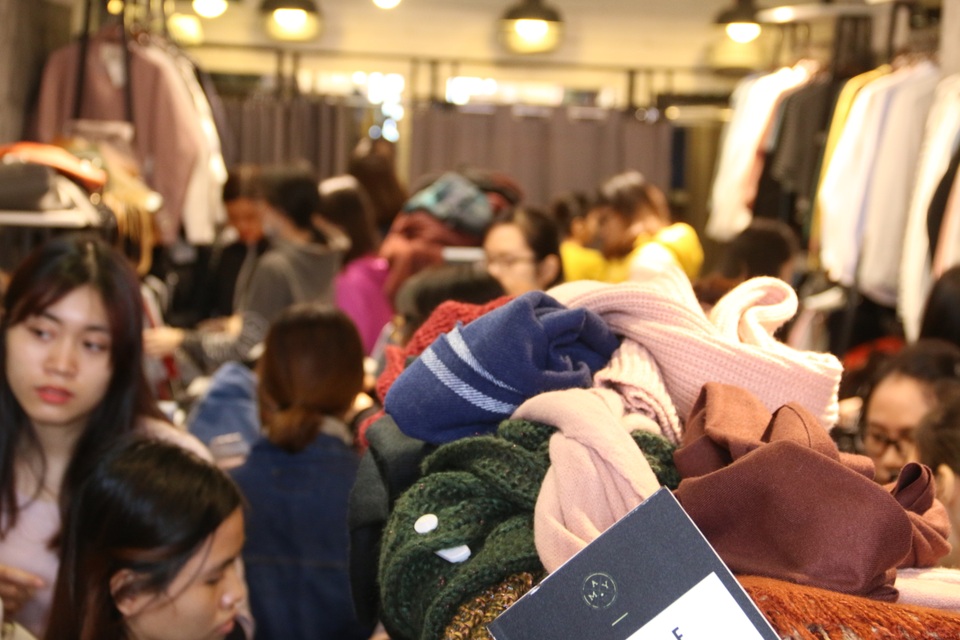 
Một cửa hàng chuyên kinh doanh quần áo nữ trên phố Thái Hà. Bên trong cửa hàng có rất đông các bạn nữ tới mua hàng, tuy nhiên cửa hàng này lại giảm giá không nhiều.
