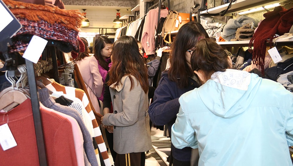 
Có nhiều cửa hàng giảm giá tới 50% tất cả các sản phẩm có trong cửa hàng. Khách hàng tới mua thỏa sức lựa chọn những bộ đồ ưng ý.
