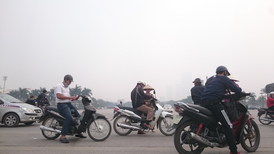 Cảnh phe vé mời chào khách mua vé ở trước cửa sân Mỹ Đình.