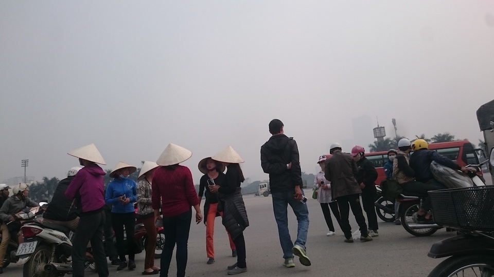 
Có cả trăm phe vé hoạt động công khai mà không gặp phải sự ngăn cản của cơ quan chức năng.
