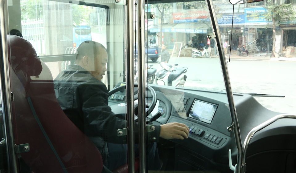 
Tất cả các tài xế đều phải tập luyện thuần thục dưới sự giám sát của giáo viên. Xe được trang bị hộp số tự động, nhiều chi tiết điều khiển hiện đại, tuy mất công làm quen nhưng về lâu dài sẽ giúp tài xế bớt mệt mỏi khi điều khiển xe trên thực tế.
