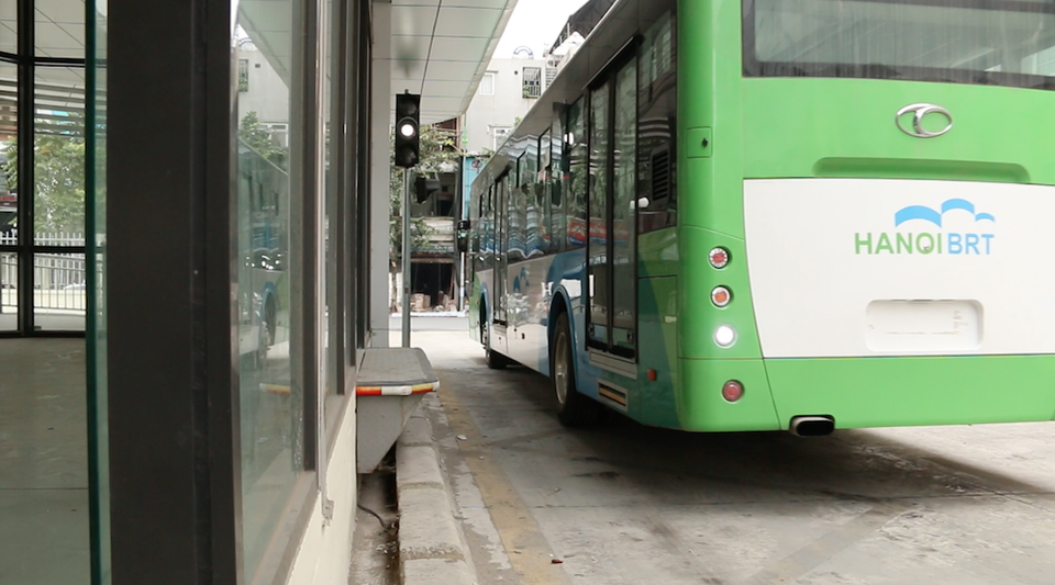Tài xế buýt nhanh BRT luyện bài lái khó vào nhà chờ Kim Mã - 8
Xe buýt nhanh BRT sẽ đi vào hoạt động từ ngày 31/12, hiện đang được người dân rất quan tâm, kỳ vọng có thêm một lựa chọn phương tiện công cộng tiện lợi.