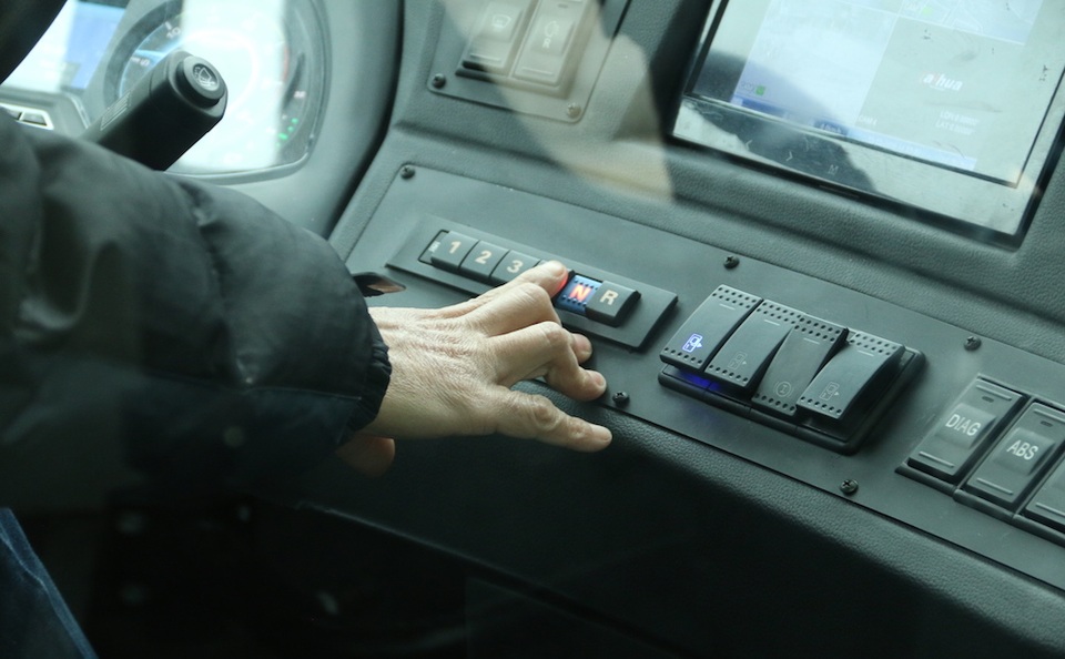 
Tuyến buýt nhanh BRT khá đặc thù nên xe có nhiều cửa lên xuống, cùng với hàng loạt các chức năng kỹ thuật mới mẻ khiến dàn nút điều khiển khá phức tạp, tài xế mất khá nhiều thời gian làm quen.
