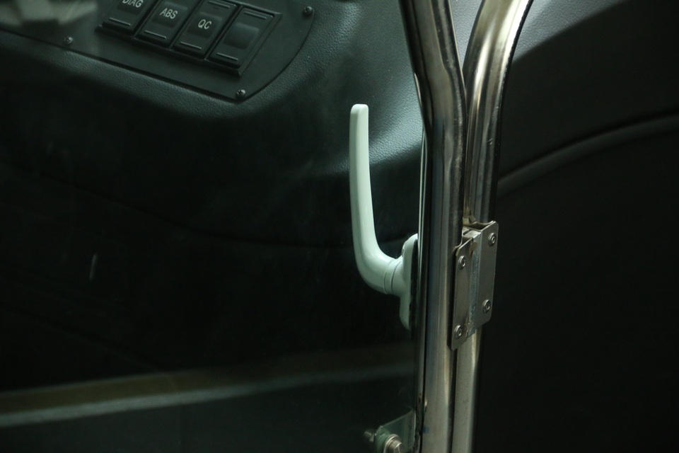 
Khoang lái quây vách ngăn trong suốt, có chốt cửa bên trong để cách ly hoàn toàn khoang hành khách với khu vực điều khiển, tài xế.
