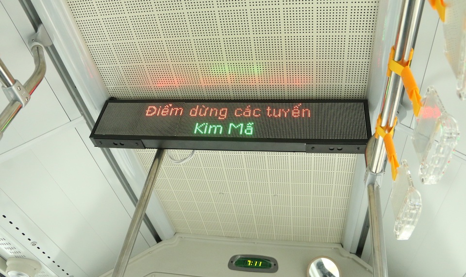 
Trên xe có bảng điện tử thông báo các điểm dừng trên lộ trình.
