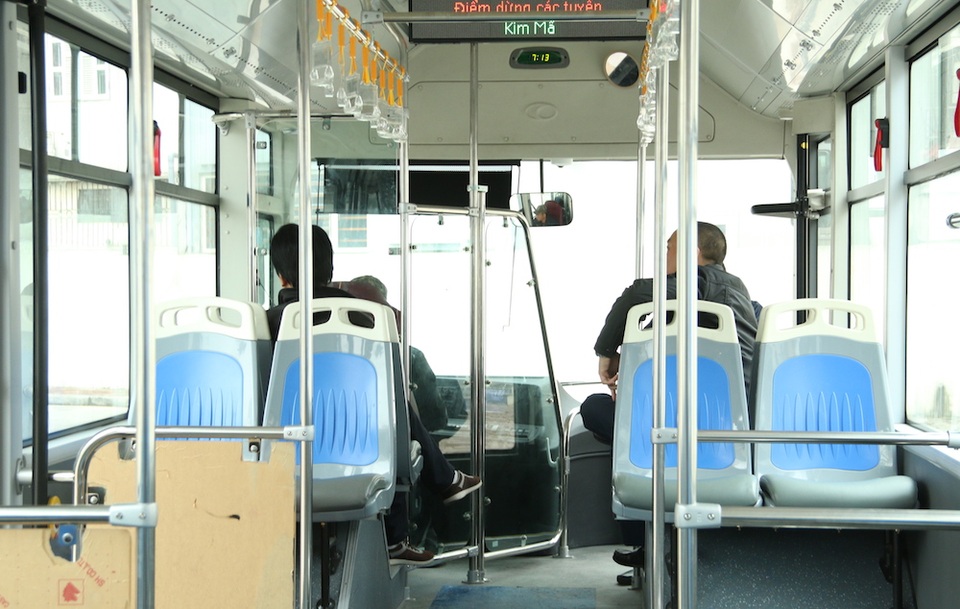 
Nhiều ngày qua, các tài xế sắp được giao nhiệm vụ điều khiển buýt nhanh BRT miệt mài luyện tập điều khiển xe vào nhà chờ Kim Mã (Đống Đa, Hà Nội). Chủng loại xe sử dụng cho tuyến này có nhiều chi tiết kỹ thuật hiện đại nên tài xế không tránh khỏi những bỡ ngỡ ban đầu.
