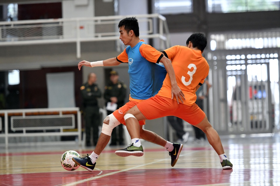 Khát vọng cháy bỏng của futsal Việt Nam ở kỳ World Cup đầu tiên - 2 Phùng Trọng Luân (trái), người đã đá quả luân lưu quyết định, đưa futsal Việt Nam đến với VCK World Cup