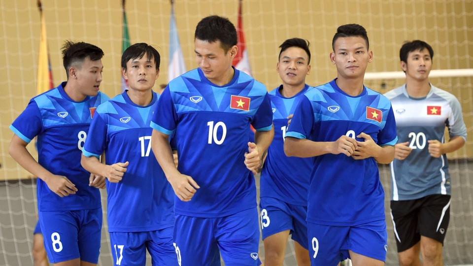 Đội trưởng Bảo Quân (10) trên sân tập sáng 14/9 (theo giờ Việt Nam)