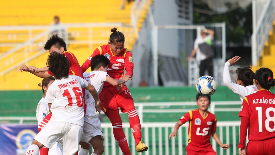 Chương Thị Kiều đánh đầu ghi bàn mở tỷ số cho TPHCM (ảnh: Trọng Vũ)