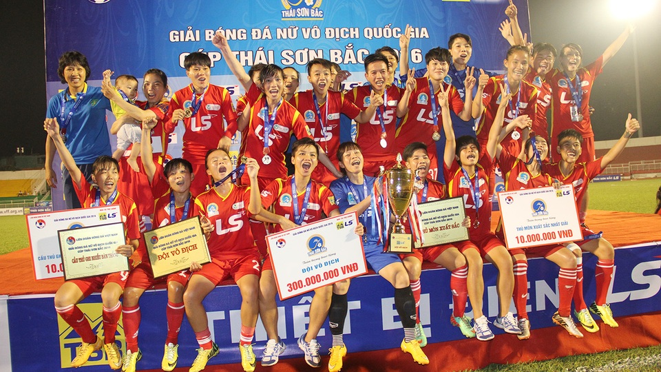 Lần thứ 2 liên tiếp, HLV Đoàn Thị Kim Chi dẫn dắt đội nữ TPHCM đến ngôi nữ hoàng (ảnh: Trọng Vũ)