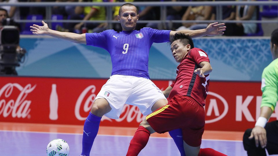 Futsal thế giới ví Việt Nam như viên ngọc thô chưa được mài giũa - 2 Ngôi sao số 1 của futsal Việt Nam hiện tại Trần Văn Vũ vốn xếp bút nghiên, bỏ ngành tài chính ngân hàng, chuyển sang đá futsal
