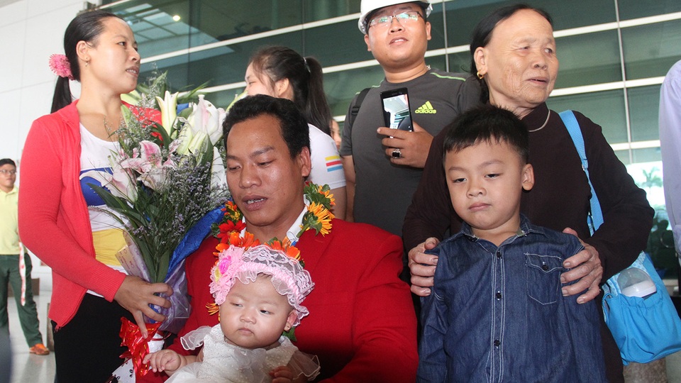 ... bên cạnh vợ, con trai và mẹ