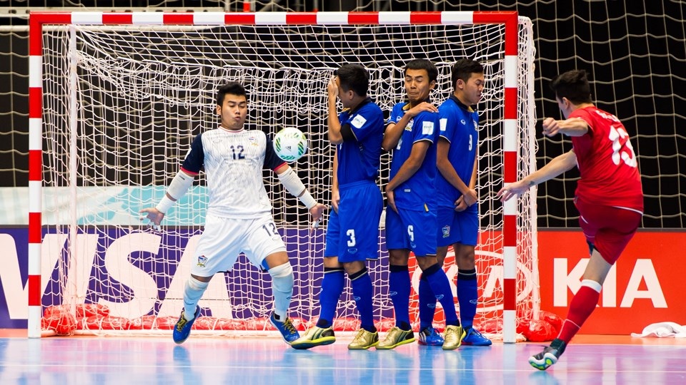 Thua đậm Azerbaijan, Thái Lan dừng bước tại World Cup futsal 2016 - 1 Trận đấu giữa Thái Lan (áo xanh) và Azerbaijan diễn ra vô cùng sôi nổi