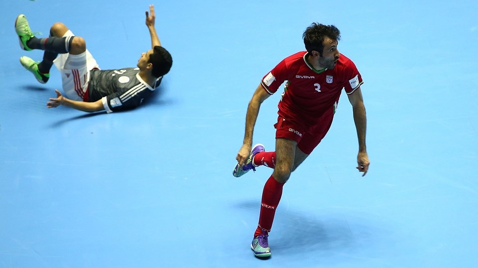 Tây Ban Nha thua Nga, Iran đánh bại Paraguay ở World Cup futsal 2016 - 4 Ở trận tứ kết còn lại trong ngày, Iran thắng Paraguay 4-3 để lần đầu tiên vào bán kết World Cup
