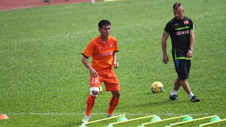 Hay ngay đến cầu thủ chưa khỏi hẳn chấn thương là Đình Hoàng cũng phải thực hiện các bài di chuyển vượt chướng ngại vật