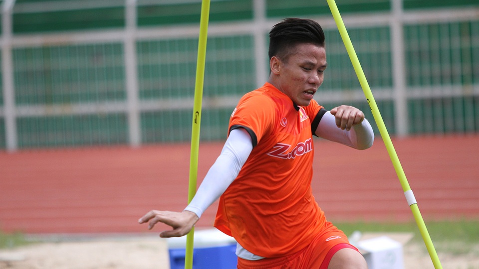 Còn trung vệ Ngọc Hải cố gắng rèn luyện sự uyển chuyển của mình