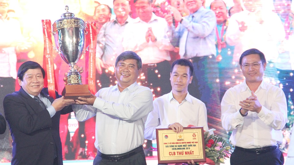 CLB TPHCM giành ngôi vô địch giải hạng Nhất, đồng nghĩa với chiếc vé thăng lên V-League