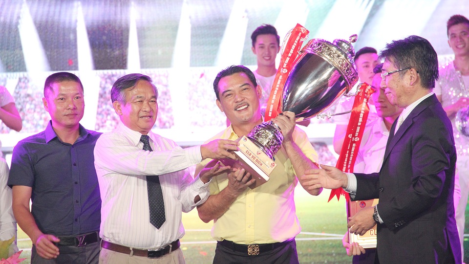Hà Nội T&T với chiếc cúp vô địch V-League
