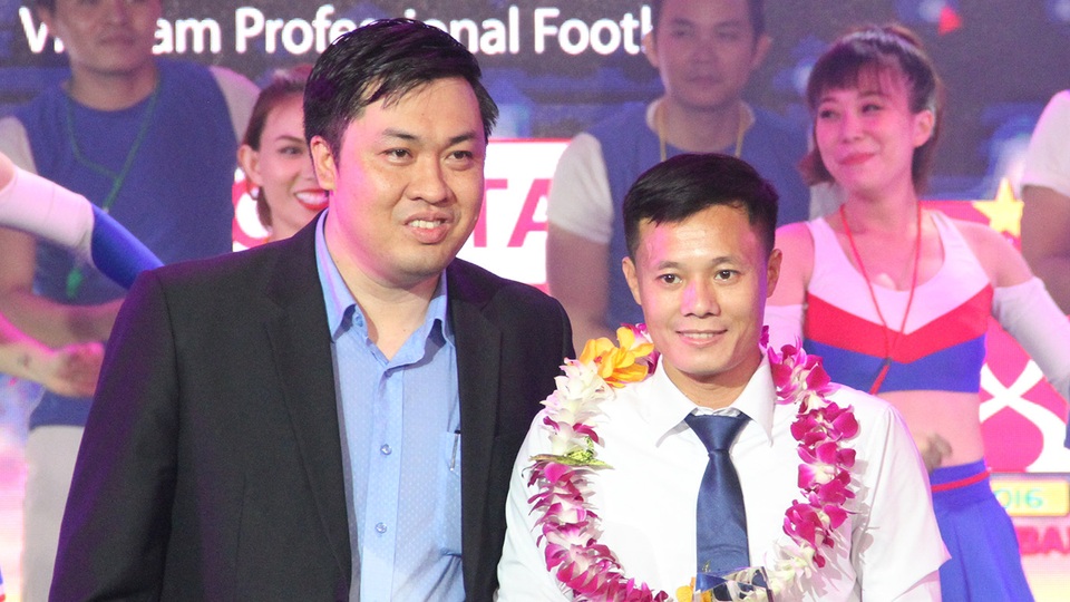 Riêng Thành Lương (phải) là cầu thủ ghi bàn đẹp nhất V-League