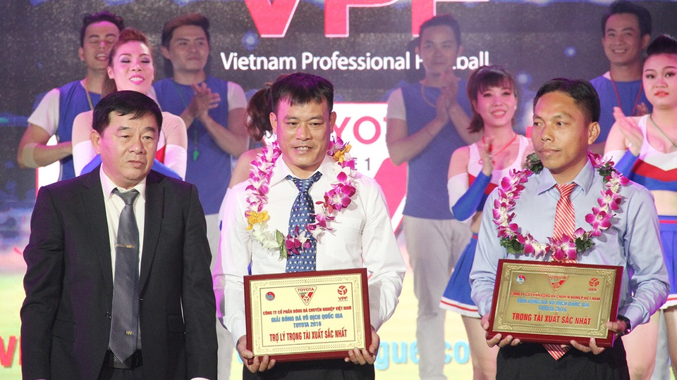 Danh hiệu gây tranh cãi nhất mùa giải: còi vàng dành cho trọng tài Nguyễn Ngọc Châu (bìa phải)