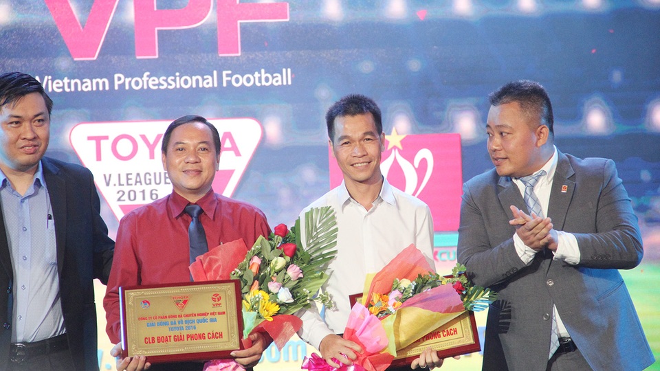 2 đội bóng nhận giải fair-play năm nay: Khánh Hoà thuộc V-League và CLB TPHCM ở giải hạng Nhất