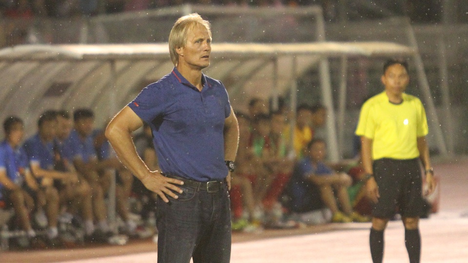Vẻ mặt bất lực của HLV Jorn Andersen khi chứng kiến các học trò thua đậm Việt Nam (ảnh: Trọng Vũ)