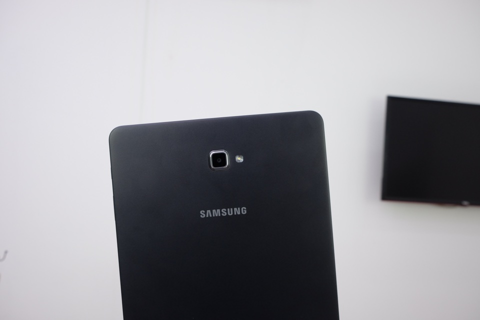 Camera trước của Galaxy Tab A (2016) có độ phân giải 2 MP, camera sau 8 MP. Cả hai có cùng khẩu độ f/1.9 cho phép chụp ảnh tốt hơn trong điều kiện thiếu sáng.