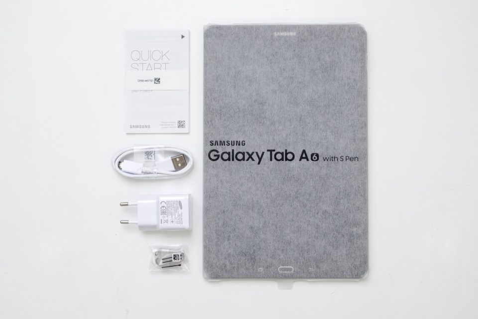Đập hộp máy tính bảng Galaxy Tab A (2016) với bút S Pen vừa mới lên kệ - 4 Bên trong hộp, ngoài Galaxy Tab A (2016) với bút S Pen , người dùng sẽ nhận được cáp kết nối, củ sạc, đầu bút S Pen và bộ dụng cụ dùng để thay, cuối cùng là sách hướng dẫn sử dụng.