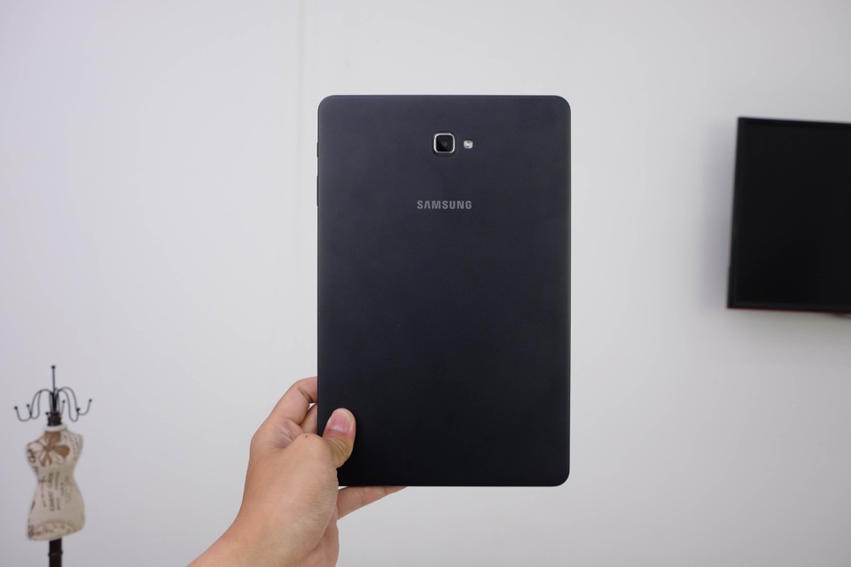 Đập hộp máy tính bảng Galaxy Tab A (2016) với bút S Pen vừa mới lên kệ - 5 Đây là chiếc Galaxy Tab A (2016) với bút S Pen phiên bản màu Đen. Máy có mức độ hoàn thiện cao, các chi tiết được làm tỉ mỉ, không hề có hiện tượng ọp ẹp, rẻ tiền. Mặt lưng có độ bám, cầm nắm thoải mái, ít bị bám mồ hôi và dấu vân tay là một điểm cộng đáng kể.